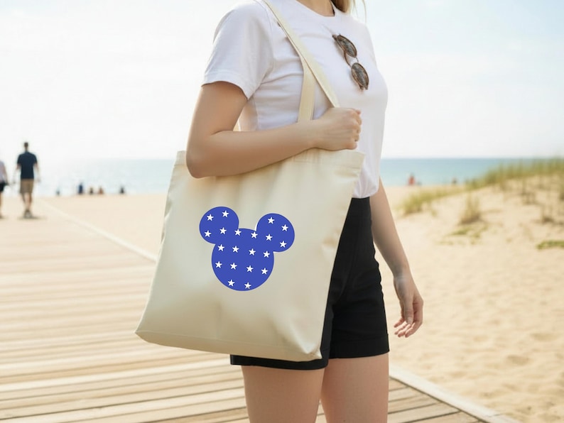 Puede incluir: Una taza de cer&aacute;mica blanca con un asa negra y el texto "But First, Coffee" en negro, en negrita. La taza est&aacute; sobre una superficie blanca.