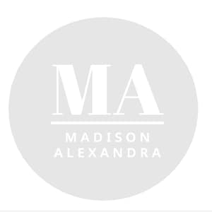 Puede incluir: Un logotipo circular gris claro con las letras may&uacute;sculas blancas "MA" sobre las palabras "MADISON ALEXANDRA" en una fuente sans-serif. El logotipo tiene un dise&ntilde;o minimalista.