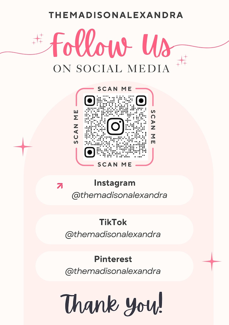 Puede incluir: Gr&aacute;fico rosa y blanco con el texto &laquo;S&iacute;guenos en las redes sociales&raquo;. Incluye un c&oacute;digo QR y los identificadores de redes sociales Instagram, TikTok y Pinterest: @themadisonalexandra. La imagen tambi&eacute;n dice &laquo;&iexcl;Gracias!&raquo;