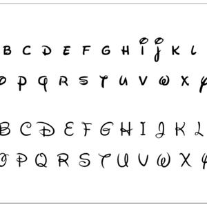 Puede incluir: Alfabeto negro estilizado en may&uacute;sculas y min&uacute;sculas, dispuesto en filas sobre fondo blanco. La fuente es cursiva y recuerda al logotipo de una popular pel&iacute;cula de animaci&oacute;n. Las letras son claramente visibles.