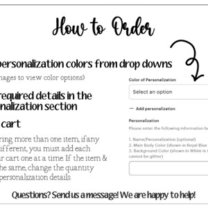 Puede incluir: Gr&aacute;fico blanco con instrucciones sobre c&oacute;mo pedir un art&iacute;culo personalizado. El texto incluye los pasos para seleccionar colores, ingresar detalles y agregar al carrito. Se ve un men&uacute; desplegable y un cuadro de texto.