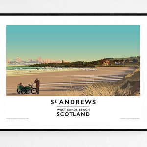 Op de afbeelding: Een vintage illustratie van een motorfiets en twee mensen op een strand in St. Andrews, Schotland. De illustratie toont een blauwe lucht, een zandstrand en een stad in de verte. De tekst "St. Andrews West Sands Beach Scotland" is onder de afbeelding gedrukt.