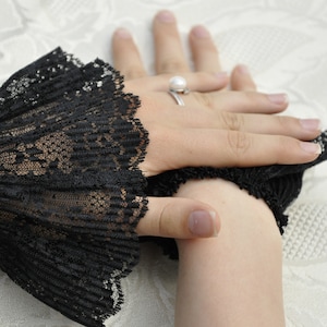 Short Hand Sleeve Wrist Cuffs / Removable Fake Cuffs  / Vintage Style Cuff / Black Ruffled Floral Lace / Wedding Bridal Lace Gloves