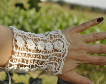 Guantes sin dedos de encaje floral: puños de novia blancos