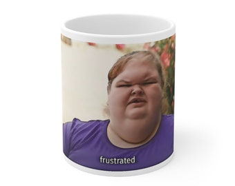 Peut inclure: Mug en céramique blanche avec une photo d'une femme portant une chemise violette et le texte "frustrated".