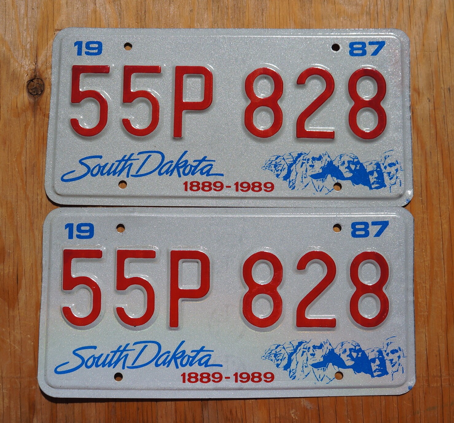 激レアoldmountain purveyors メタルディッシュステッカー付 1987 South Dakota Centennial Mt Rushmore License Plate Pair