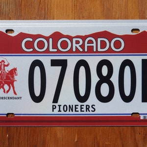Colorado PIONEER Red License Plate - Horse and Wagon - Settler&#39;s Descendant