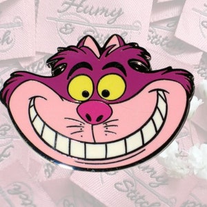 Épingle en émail chat du Cheshire mystique, Alice au pays des merveilles, « Ici, on est tous fous ! Épingles en émail chat, épingle cool, cadeau pour elle, cadeau pour lui, badge