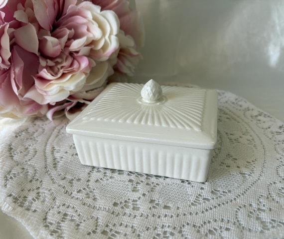 wedgwood cigarette box 263: BULGARI, with insert < Objet, 19 November 2024 < Auctions VINTAGE WEDGWOOD BLACK JASPERWARE CIGARETTE
