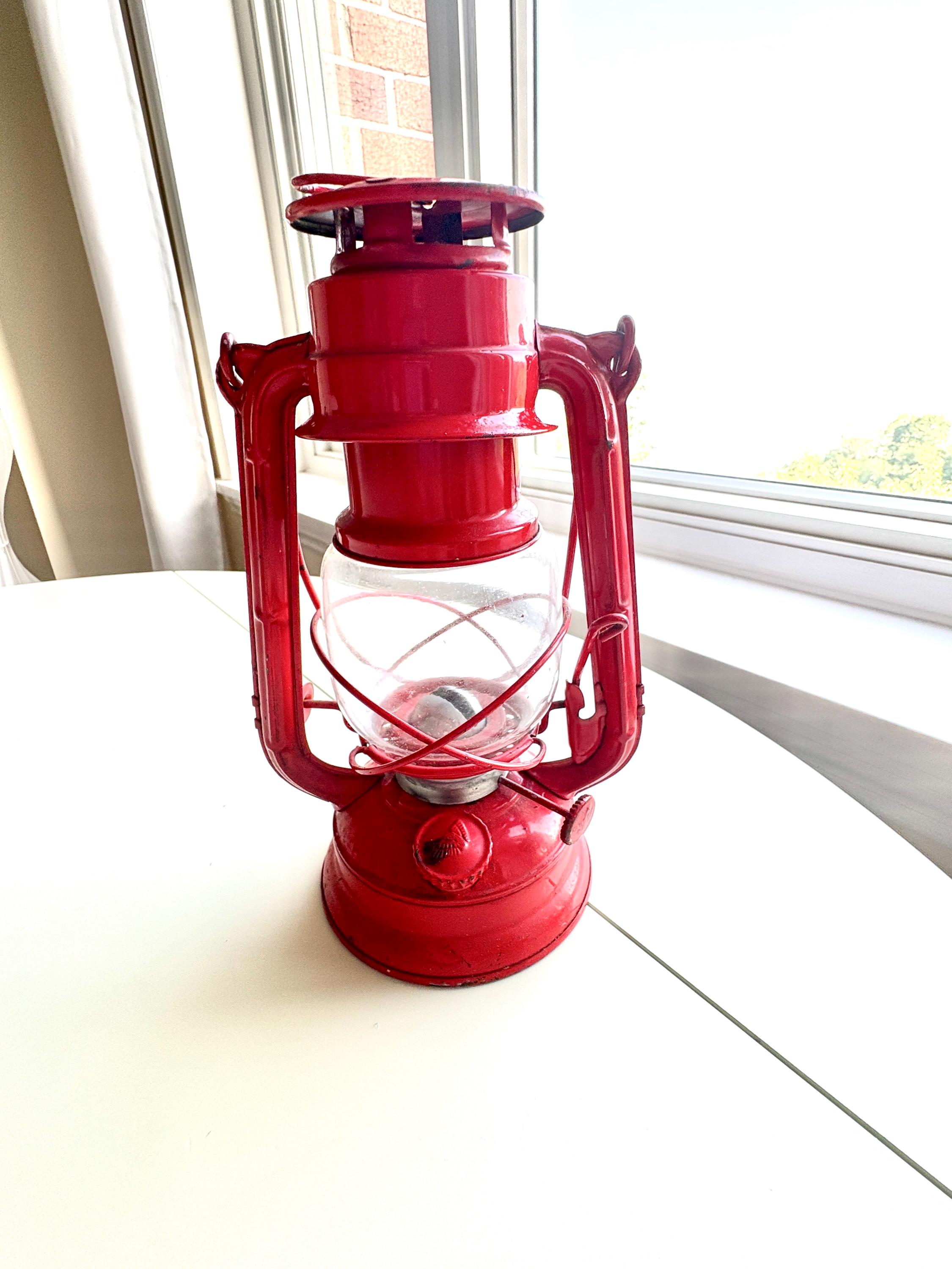Winged Wheel No. 400 Red Kerosene Oil Lantern Lamp Light 9.5