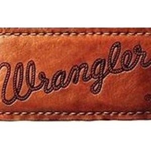 Peut inclure: Un écusson en cuir marron avec le mot "Wrangler" cousu en fil noir.