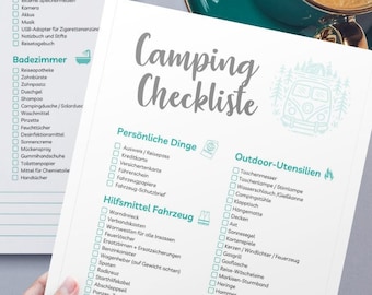 Op de afbeelding: Een campingchecklist met secties voor keuken, slapen, navigatie, badkamer, persoonlijke spullen, voertuigbenodigdheden, buitenspullen en sport. De checklist is afgedrukt op wit papier met een turquoise rand en een cartoonillustratie van een vintage camper.