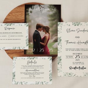 セージグリーンのトワル風結婚式招待状テンプレート、古銭、返信、詳細、サンキューカード、結婚式プログラム付き、自宅で印刷