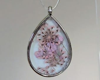 Pendentif fleur pressée rose