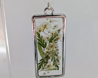 Pendentif fleur pressée