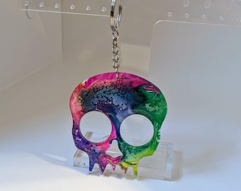 Porte-clés tête de mort arc-en-ciel effet tie-dye