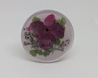 Rose pastel avec prise pour téléphone en véritable fleur