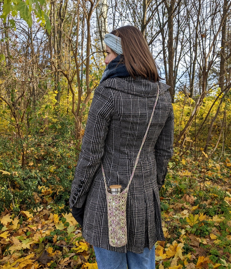 Häkel Flaschenhalter bunt Tasche Wasserflaschenhülle Geschenkidee Geschenk Umhängetasche Bild 8