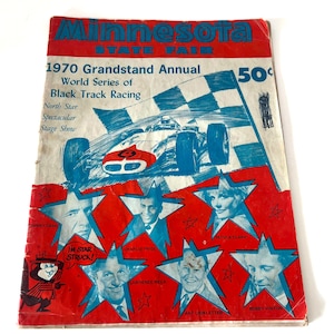 Puede incluir: Una portada de programa roja y azul para el Grandstand Annual de la Feria Estatal de Minnesota de 1970. La portada presenta un coche de carreras que acelera alrededor de una pista de bandera a cuadros. El texto "1970 Grandstand Annual" y "World Series of Black Track Racing" está impreso en blanco. El precio es de 50 centavos. La portada también presenta una lista de artistas, incluidos Johnny Cash, Petula Clark, Charlie Pride, Lawrence Welk, Art Lirketter y Bobby Vinton.