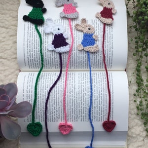 Peut inclure: Cinq marque-pages en crochet avec différents motifs d'animaux et de couleurs. Chaque marque-page a un charme en forme de cœur à l'extrémité de la ficelle.