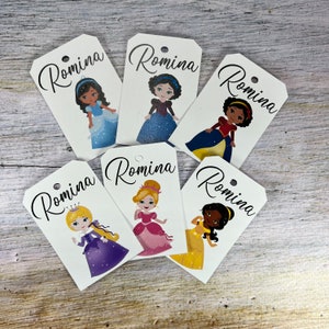 12 cartellini tag bigliettini principesse fiabe compleanno bambini personalizzati con nomi bomboniere ricordino regalo fine festa segnaposto