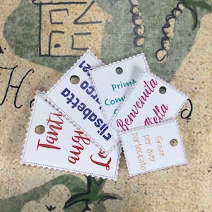 Set di cartellini tag bigliettini francobollo personalizzati con scritte 5 misure 50 font  100 colori scritta orizzontale o verticale