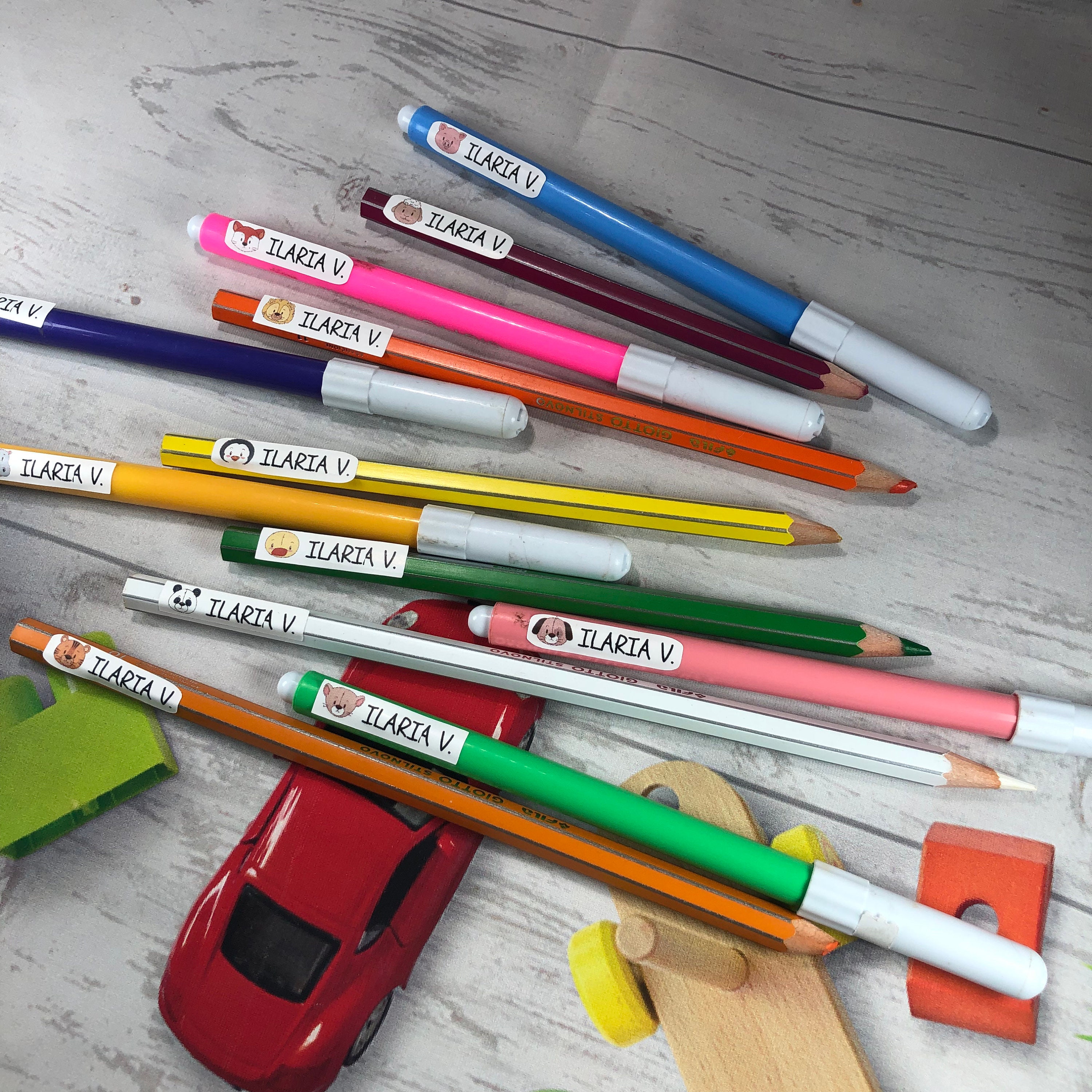 120 etichette adesive scolastiche per matite penne pennarelli  personalizzate con nome 12 disegnini diversi in pvc superadesivo scuola  asilo -  Italia