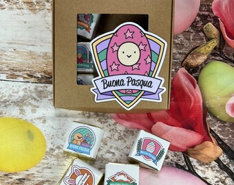 Scatola con 9 cioccolatini cremini assortiti personalizzati per Pasqua disegno diverso su ogni cioccolatino scatolina di cartone regalo