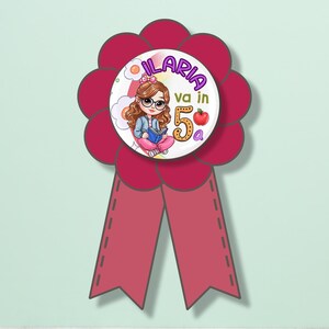 Spilletta Personalizzata per bambina regalo promozione scuola primaria elementare su coccarda in cartoncino nome classe fine anno scolastico