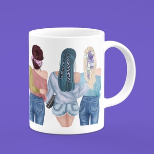 Può includere: Tazza in ceramica bianca con un'illustrazione colorata di quattro amiche in piedi di spalle, con jeans e top colorati. Ogni amica ha un'acconciatura diversa e una sciarpa colorata legata intorno ai capelli.