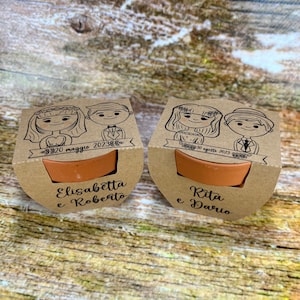 Piccolo vaso in terracotta con semi personalizzato disegno di sposi con nome e data nozze matrimonio idea bomboniera ecologica e originale