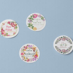 Adesivi Personalizzati per Cerimonie, Set di 20, Nomi e Cornici Floreali, Diametro 4 cm, Stampa su Carta Adesiva Bianca, PVC Lucido o Opaco