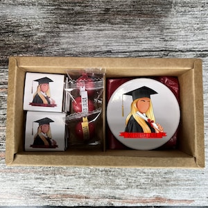 Calamita in ceramica cioccolatini e confetti per Laurea in scatola con avatar e nome bomboniera idea regalo personalizzata diploma di laurea