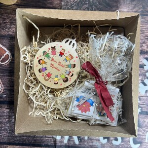 Decorazione natalizia in legno e cioccolatini scatola personalizzata maestra con dedica idea regalo natalizia maestre ornamento festività