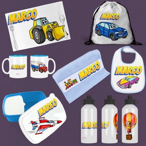 Può includere: Set personalizzato per bambini con il nome Marco. Include una borsa per il pranzo con un aereo rosso e blu, una borraccia blu con una mongolfiera, una lunch box blu e bianca con un aereo rosso e blu, una tazza blu e bianca con un camion rosso, una tazza blu e bianca con un treno, un bavaglino blu e bianco con un'auto rosa, un asciugamano blu con un treno, una borsa a cordoncino bianca con un'auto blu e un sottopiatto bianco con un veicolo da costruzione giallo.