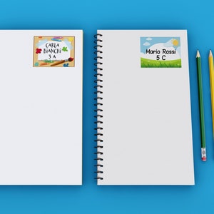15 etichette adesive scolastiche con disegni e personalizzate con nome e classe per quaderni, libri, blocchi appunti, 8 soggetti diversi