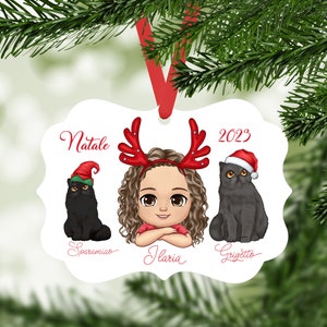 Decorazione con bambina o bambino con gatti e cani stile chibi per albero di Natale personalizzata con nomi e frase idea regalo natalizia