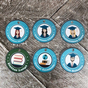 22 cartellini tag bigliettini tondi personalizzati con nomi e disegno a scelta per bomboniere segnaposto cerimonie laurea diploma graduation