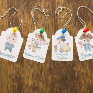 15 bigliettini personalizzati piccolo boss supereroe cowboy pilota angioletto trenino pirata skate battesimo nascita compleanno baby shower
