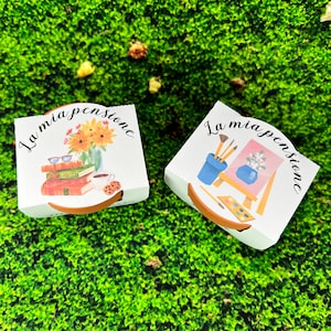 Piccolo vaso in terracotta con semi personalizzato per pensionamento con nome e data idea bomboniera pensione ecologica e originale