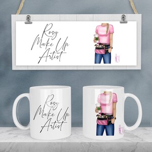 Può includere: Due tazze in ceramica bianca con un design di una donna che tiene una tazza di caffè e pennelli per il trucco. Il testo "Rosy Make Up Artist" è stampato su entrambe le tazze.