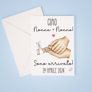 Biglietto personalizzato annuncio nuova nascita e busta bianca idea per nonni papà zii parenti per neonato con mani bambino bambina gemelli