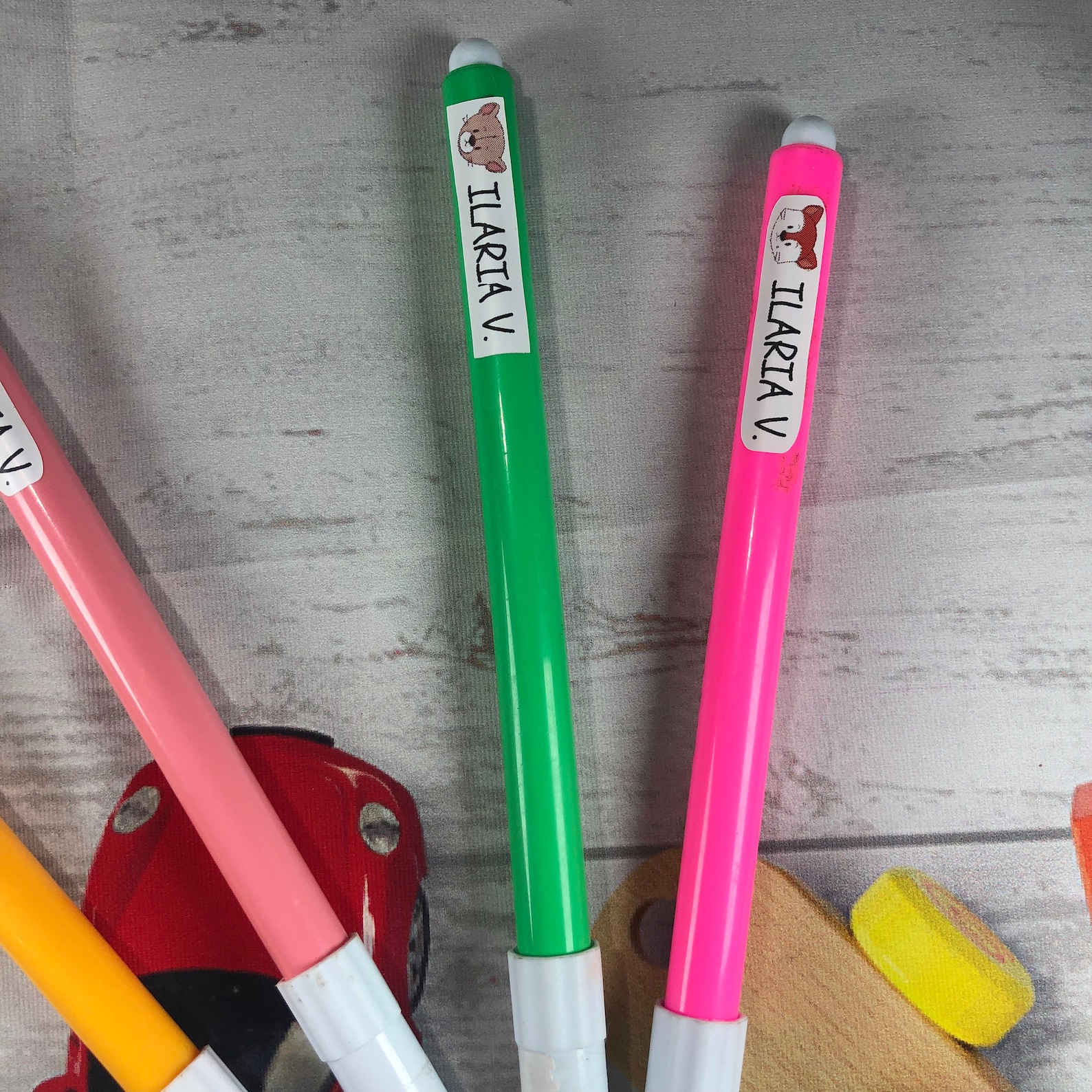 Set Regalo Forniture Scolastiche - Penne, Astuccio, Adesivi, Righello, Per Bambini, Design Cartoon