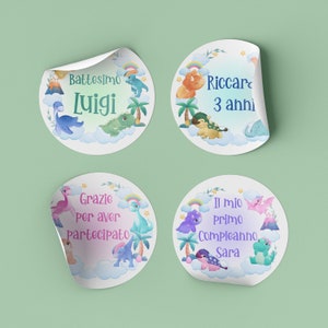 20 adesivi stickers tondi Dinosauri personalizzati con nome o frase bomboniere segnaposto compleanno feste battesimo nascita comunione