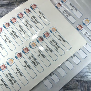 Foglio di 18 etichette adesive scolastiche personalizzate con nome e classe per quaderni, libri, blocchi appunti, soggetti diversi