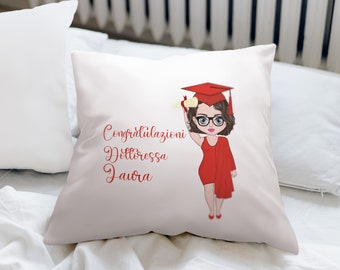 Cuscino con disegno caricaturale di ragazza laureata frase personalizzata idea regalo per laurea diploma solo federa o imbottitura 40x40 cm