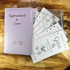 Agenda personalizzata per Rappresentante di classe con buste portasoldi e fogli per appunti vari e calendario anno scolastico corrente