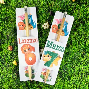 Segnalibro con matita classica 12 pezzi Dinosauri cartoncino personalizzato con nome e numero anni per Compleanno Bambino