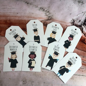 12 cartellini tag bigliettini rettangolari personalizzati con frase e disegno a scelta per bomboniere segnaposto cerimonie laurea diploma
