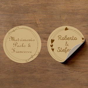 20 adesivi stickers tondi personalizzati kraft cornice carattere bomboniere segnaposto cerimonie matrimonio comunione battesimo nozze oro
